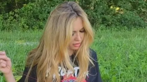 Pjevačica Lidija Bačić s plavim kosama u prirodi