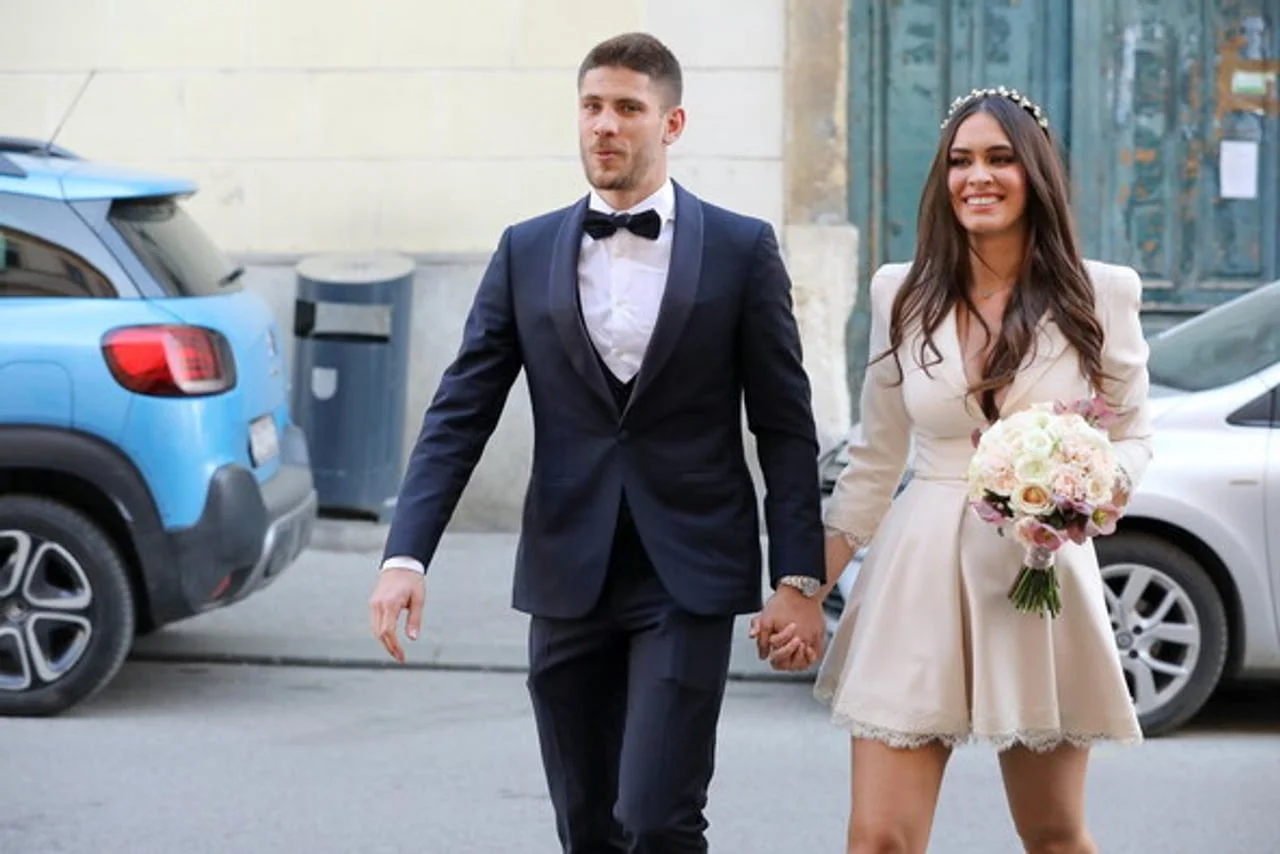 Andrej i Mia drže se za ruke u svečanoj odjeći