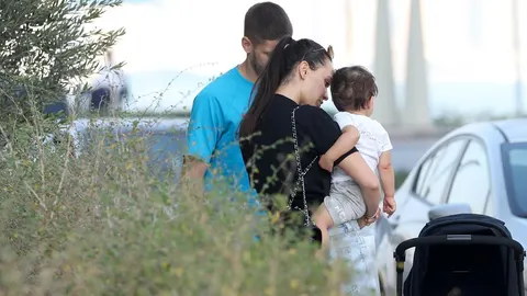 Andrej i Mia Kramarić s malim djetetom u prolasku