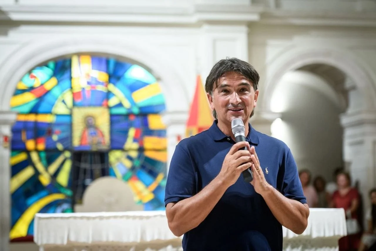 Zlatko Dalić u plavoj polo majici ispred vitraja
