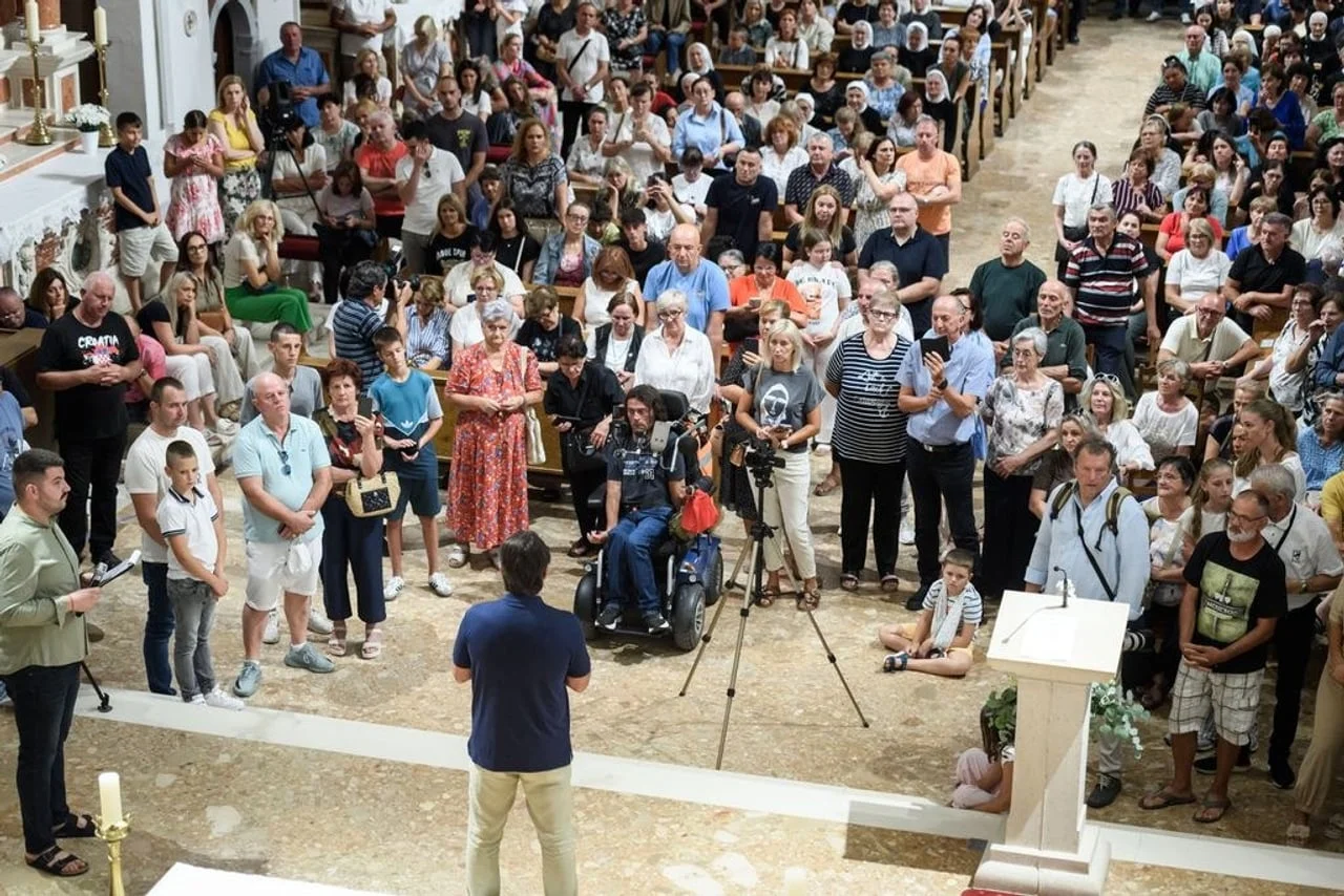 Pogled s visine na brojne vjernike u bazilici