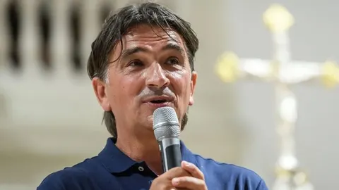Portret Zlatka Dalića koji govori u mikrofon u bazilici