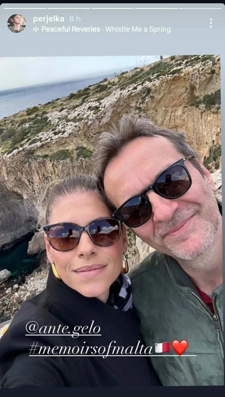 Selfie Jelene Perčin i Ante Gela s okularima na stjenovitoj obali