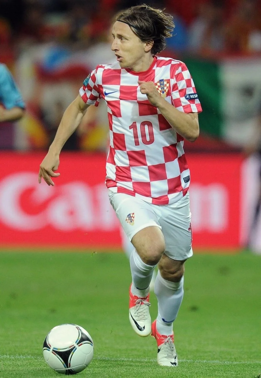 Luka Modrić s loptom u nogama u crveno-bijelom dresu broj 10