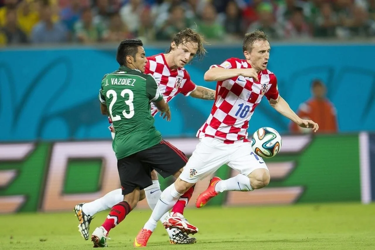 Modrić u duelu s igračem Meksika tijekom nogometne utakmice