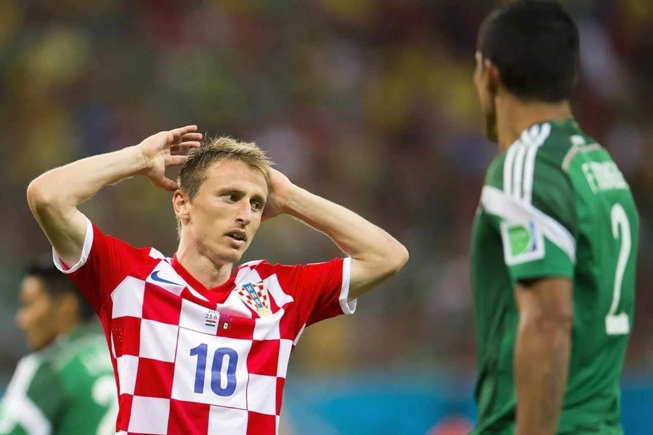 Luka Modrić s rukama na glavi u crvenom dresu Hrvatske