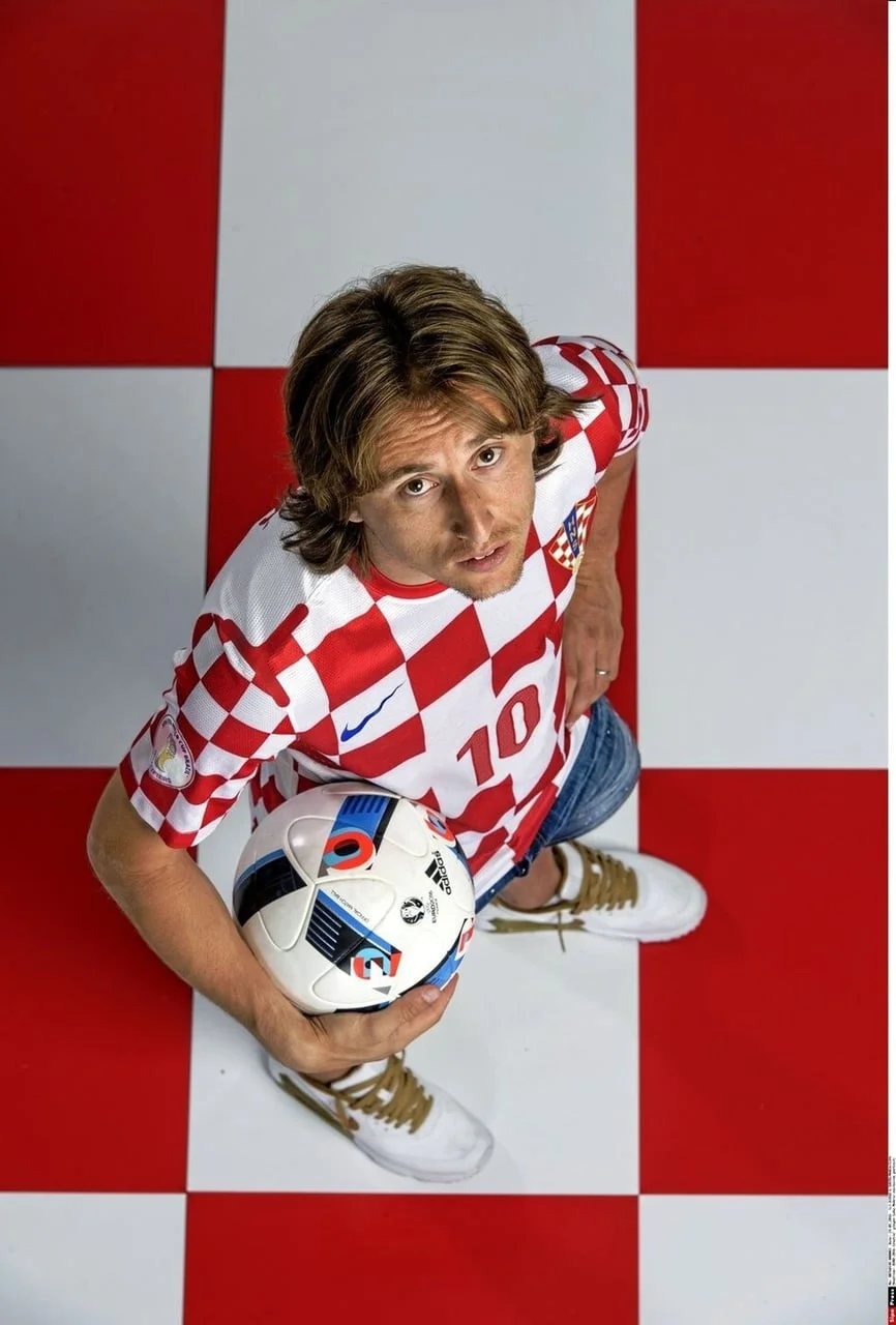 Modrić u dresu broj 10 s loptom na crveno-bijeloj podlozi