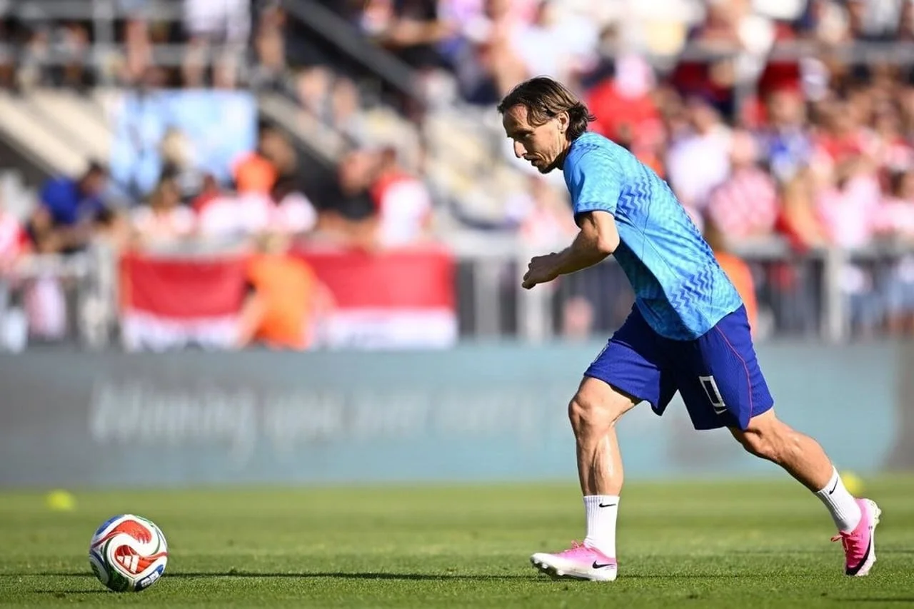 Luka Modrić u plavom trening dresu priprema se za udarac