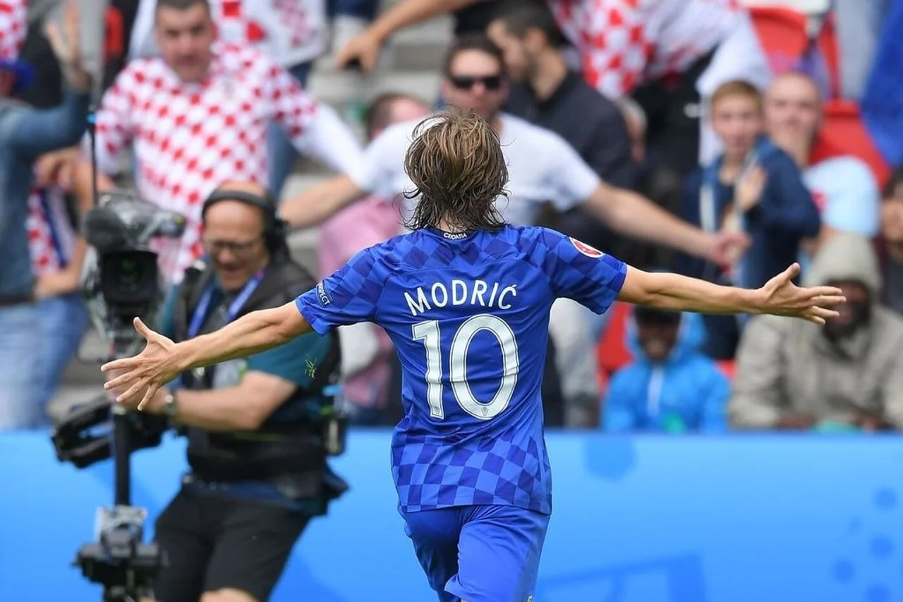 Modrić s raširenim rukama okrenut leđima, dres broj 10