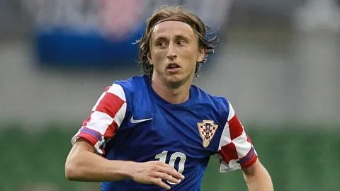 Portret mladog Luke Modrića u plavom dresu reprezentacije Hrvatske