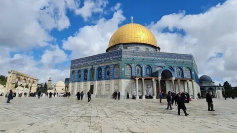 Zlatna kupola Stijene na platou Al-Aqsa pod plavim nebom