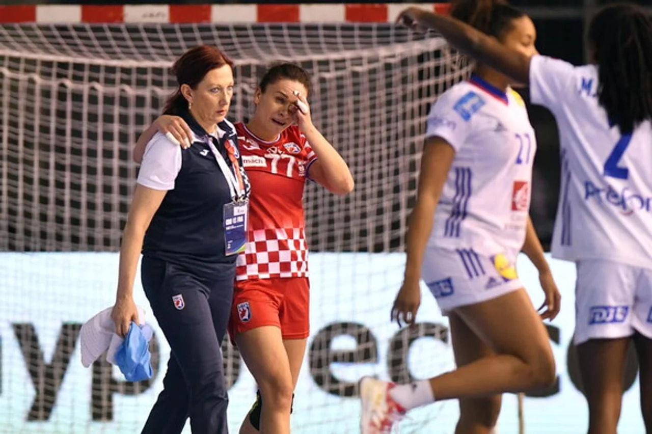 Valentina Blažević i trenerica u razgovoru tijekom rukometne utakmice