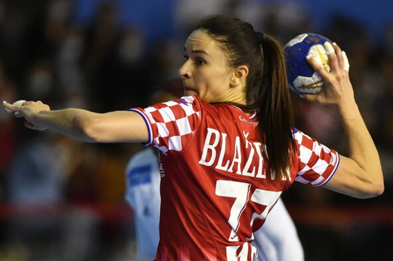 Profil rukometnice Valentina Blažević s loptom spremnom za šut