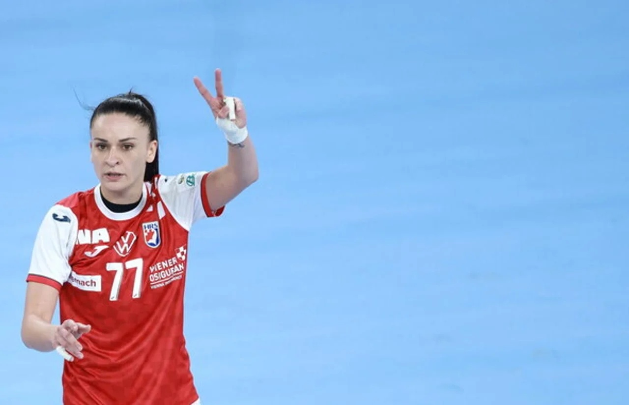 Valentina Blažević u crvenom dresu pokazuje znak pobjede prstima