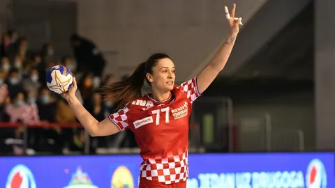 Rukometna igračica Valentina Blažević u crvenom dresu s loptom u ruci