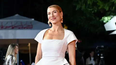 Portret glumice Darie Lorenci Flatz u bijeloj haljini
