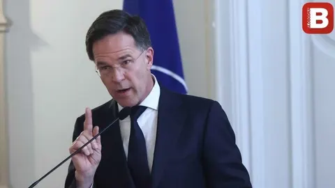 Mark Rutte u tamnom odjełu govori pred mikrofonom