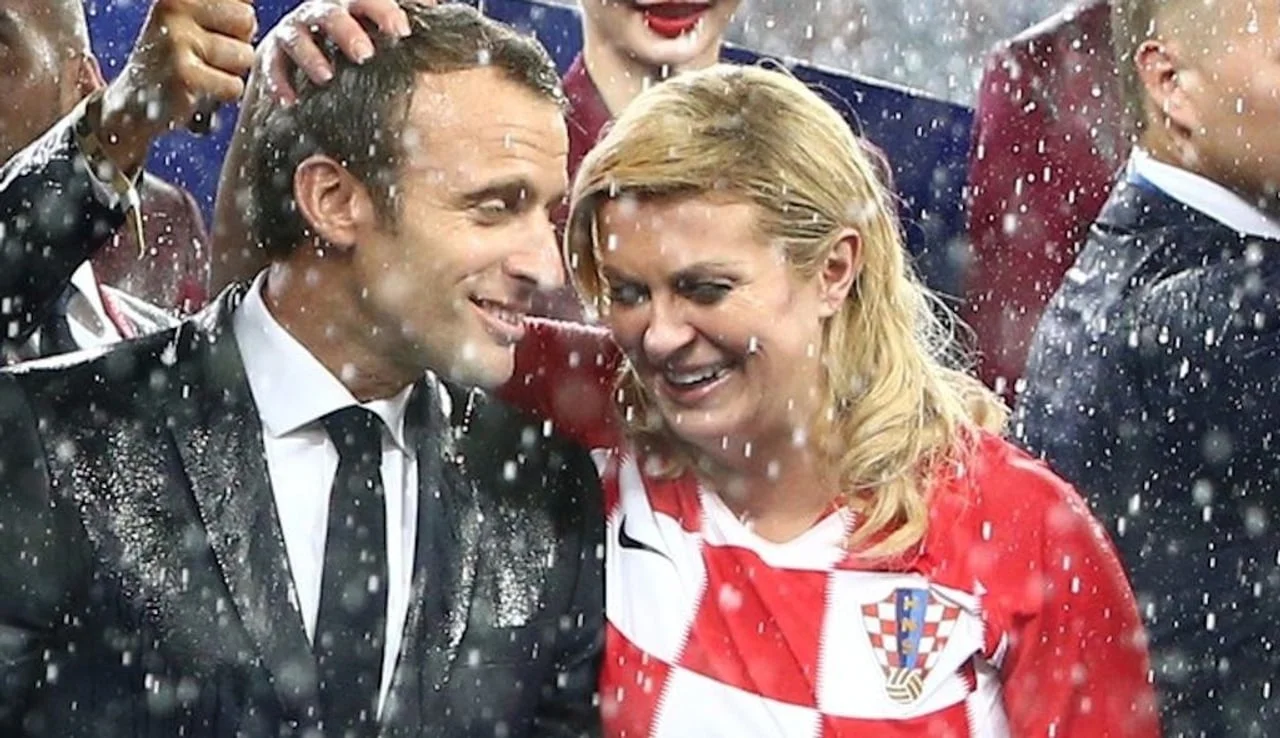 Kolinda Grabar-Kitarović u reprezentacijskom dresu uz Emmanuela Macrona