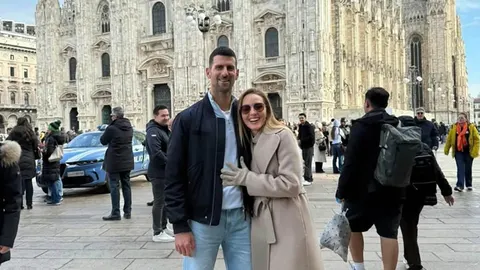 Novak Đoković i supruga Jelena zagrljeni ispred katedrale u Milanu
