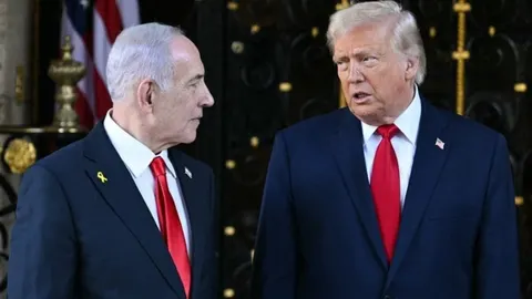 Donald Trump i Benjamin Netanyahu u tamnim odelima i crvenim kravatama