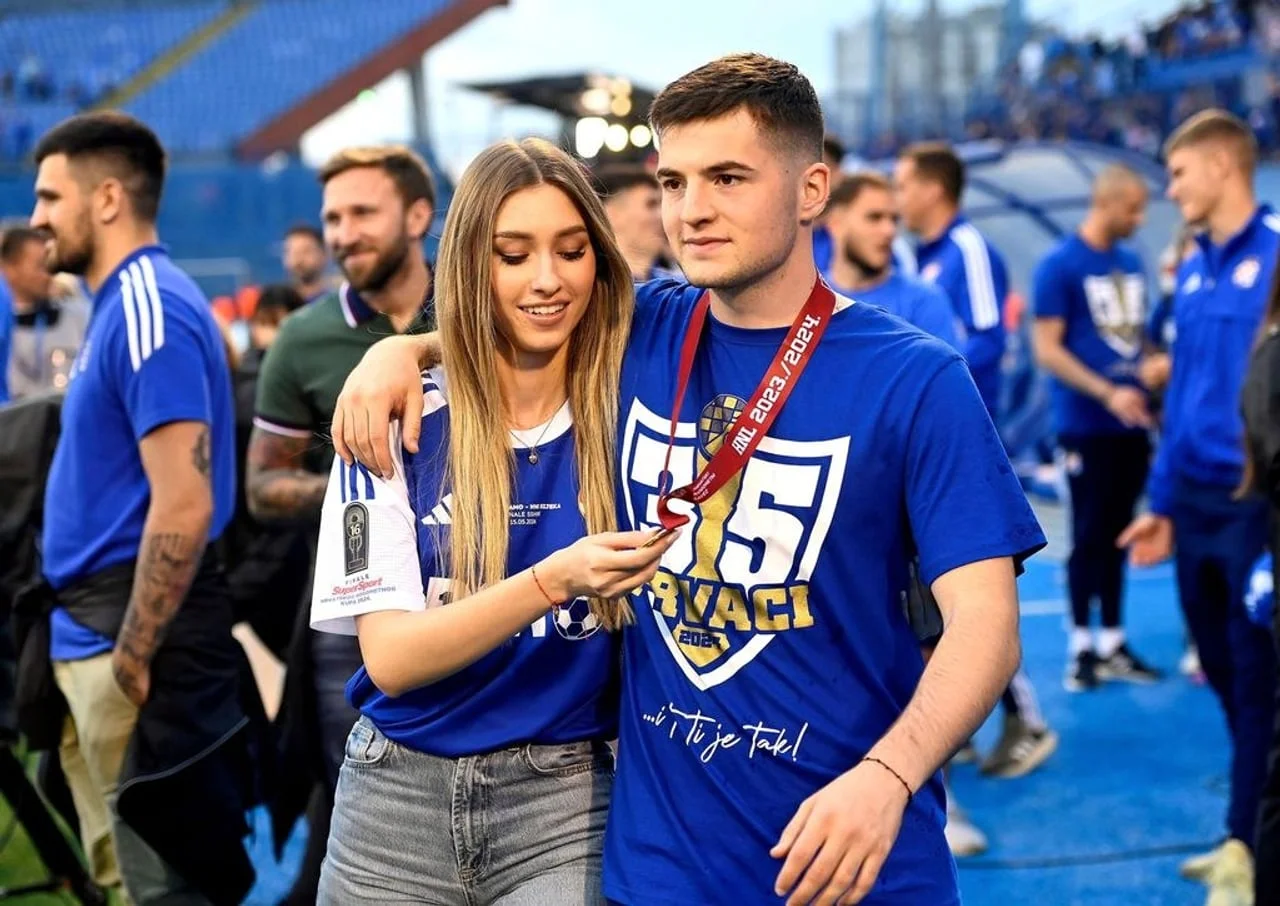 Martin Baturina u plavom dresu i Petra Matjanec koja mu prilagođava medalju