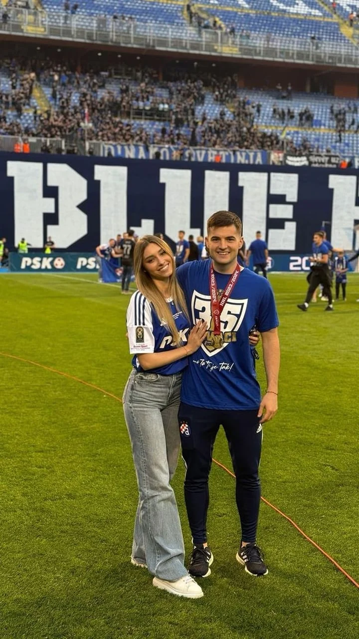 Martin Baturina i Petra Matjanec stoje zajedno na nogometnom terenu