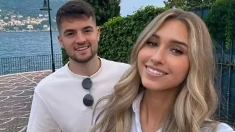 Portret Martina Baturine i Petre Matjanec na otvorenom prostoru uz more