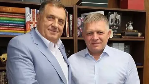 Portret slovačkog premijera Roberta Fica i drugog muškarca pred policom s knjigama