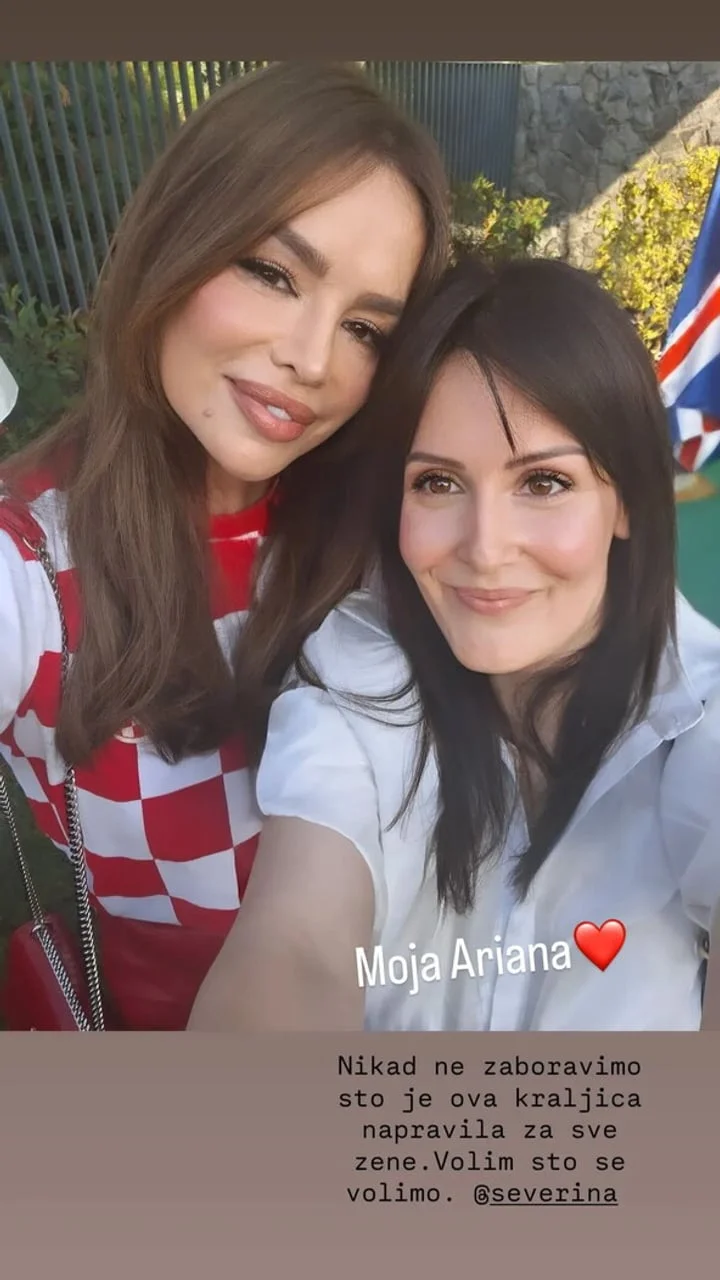 Severina u crveno-bijelim kockama grli ženu u bijeloj košulji