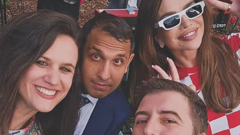 Grupa ljudi nasmijana na zajedničkoj fotografiji na otvorenom