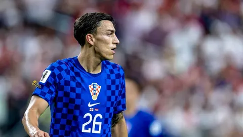 Nogometni reprezentraiser Petar Musa u plavom dresu Hrvatske s brojem 26.