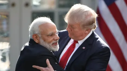 Donald Trump i Narendra Modi u zagrljaju s američkom zastavom u pozadini