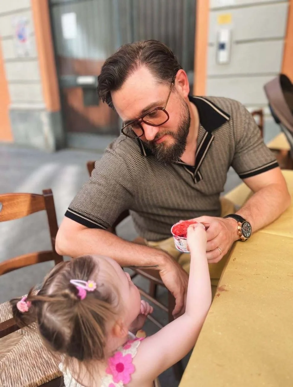 Matija Cvek s ljubaznim izrazom lica gleda svoju kćerku