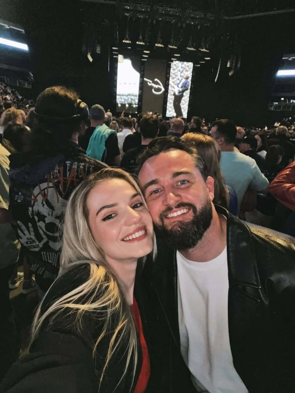 Smiješni Matija Cvek i supruga Miriam u publici na koncertu