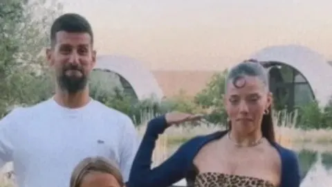 Novak Đoković i pjevačica Darina Jotova stoje jedno pored drugog