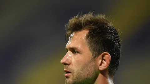 Profilnog portreta nogometaša Senada Lulića u sportskom dresu