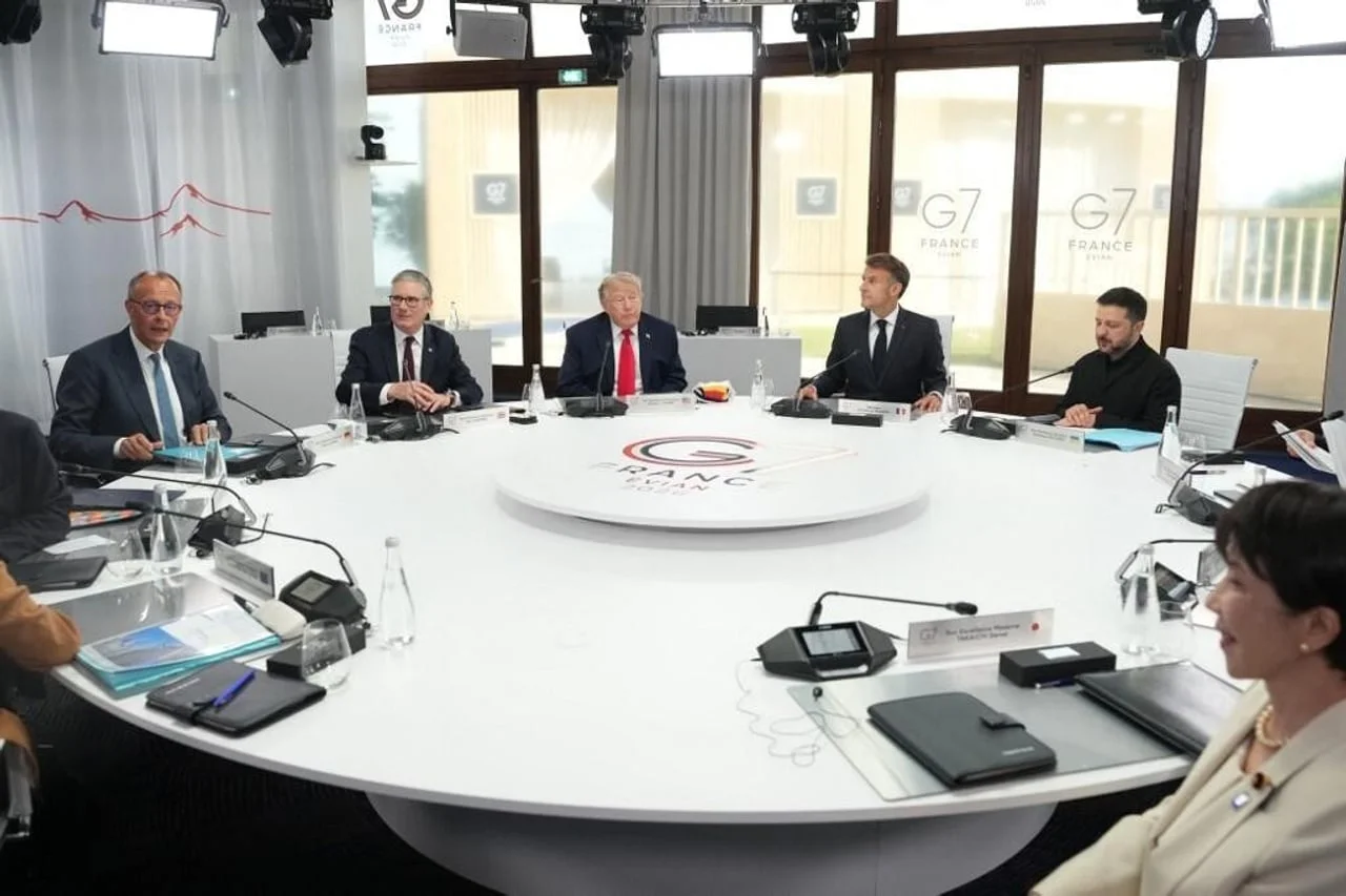Vođe država sjede za velikim bijelim okruglim stolom s logotipom G7