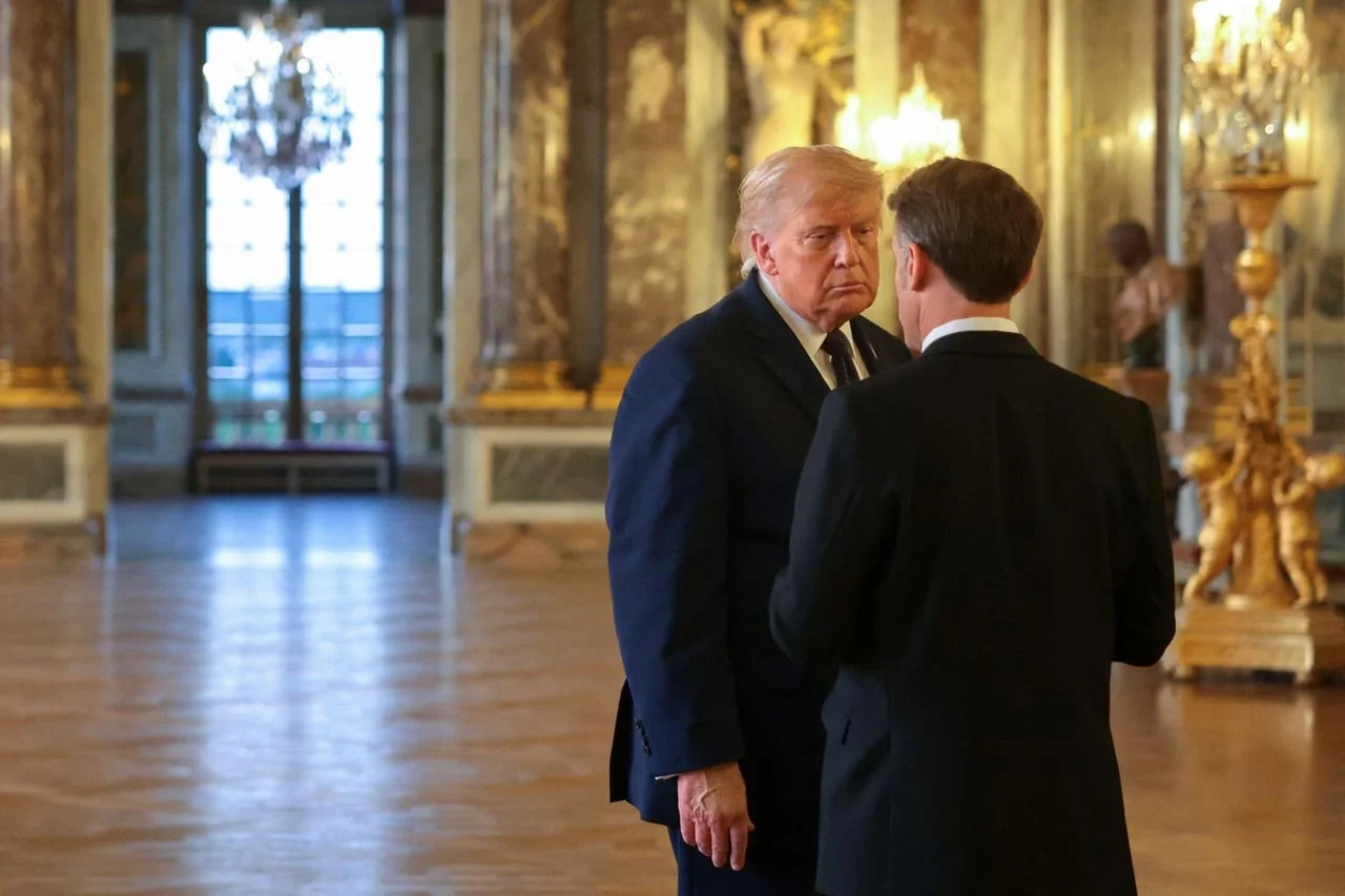 Blizu snimka Donalda Trumpa i Emmanuela Macrona u ozbiljnom razgovoru