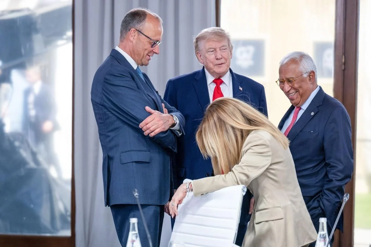 Donald Trump, Melania Trump i druge diplomatske osobe u neformalnom razgovoru