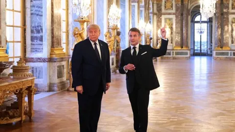 Donald Trump i Emmanuel Macron u raskošnoj dvorani s kristalnim lustrima