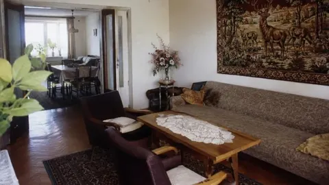 Dnevni boravak s tkanim zidnim tepihom s motivom jelena iznad kauča