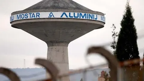 Betonski vodotoranj s natpisom Aluminij Mostar