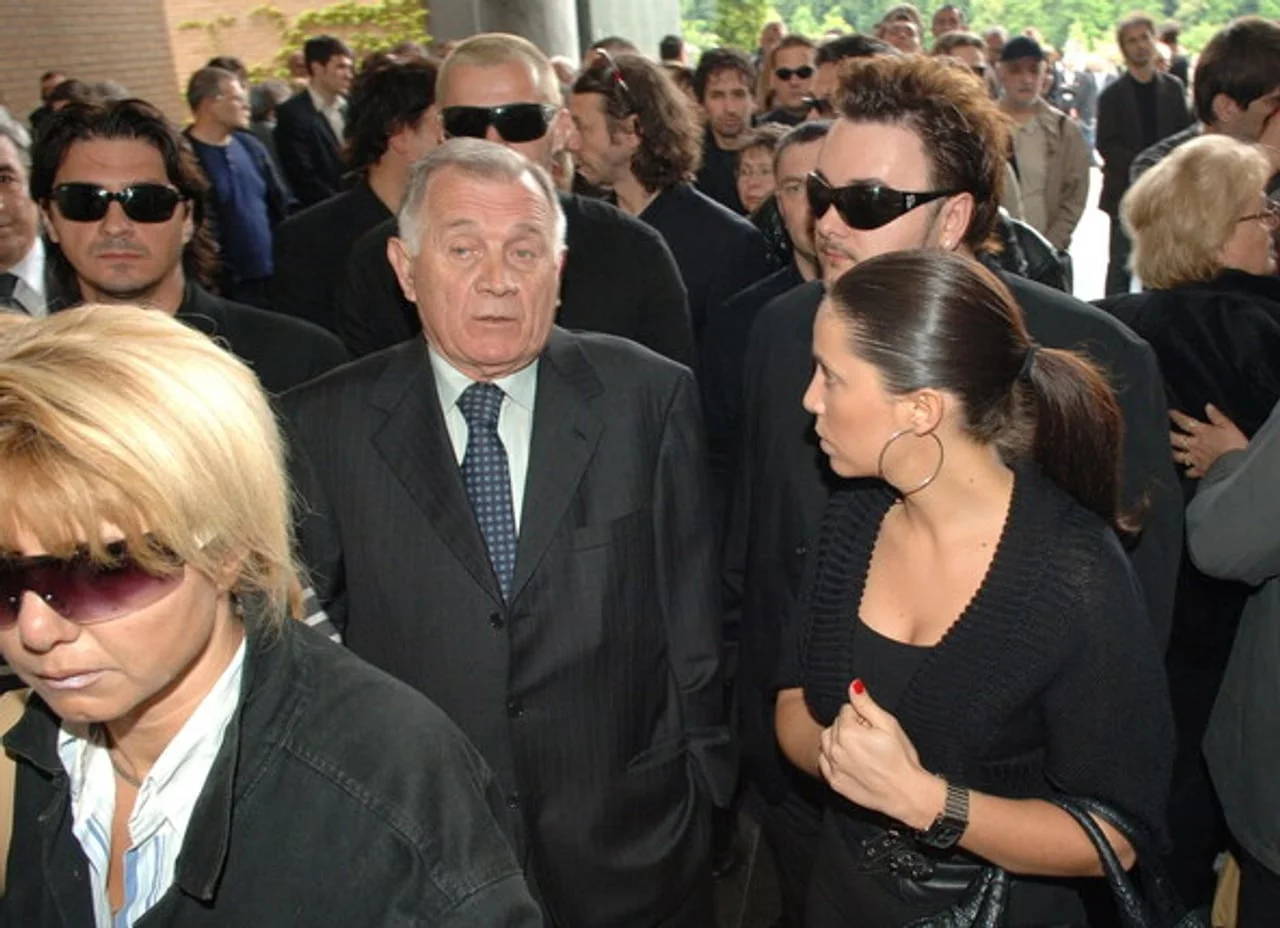 Antun Vrdoljak u tamnom odijelu okružen skupinom ljudi