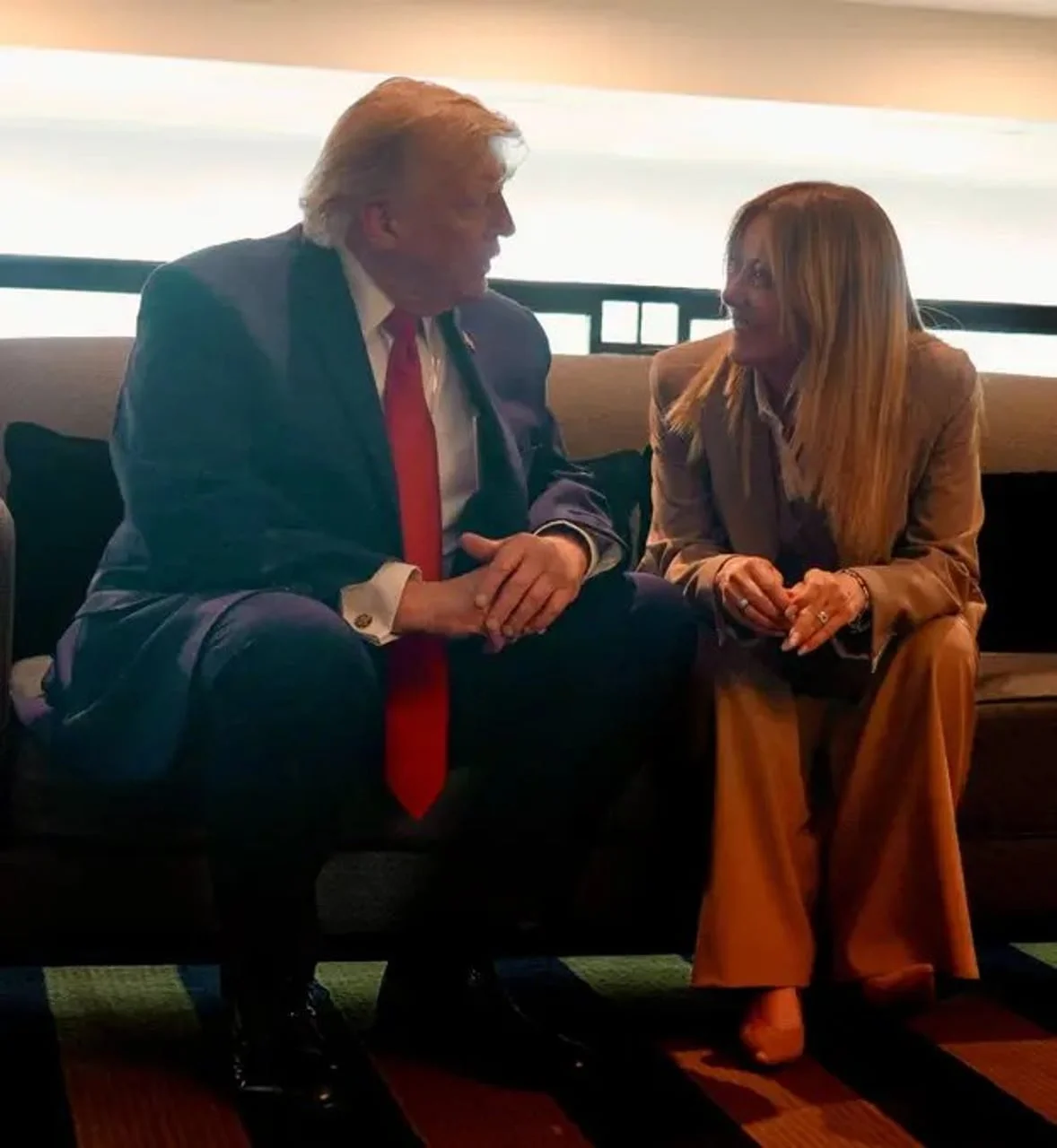 Donald Trump i talijanska premijerka u razgovoru u zatvorenom prostoru