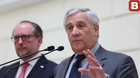 Italijanski ministar Antonio Tajani govori za mikrofonom u odijelu