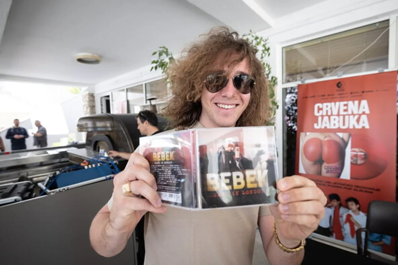 Zvonimir Bebek snađe drži CD albuma svog oca