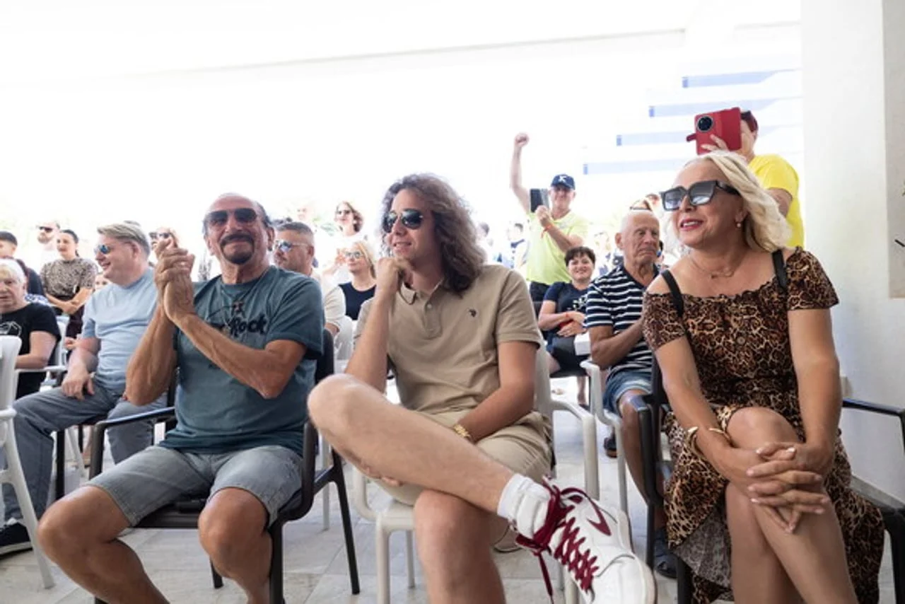 Bebek, Zvonimir i supruga Ružica sjede u publici na otvorenom