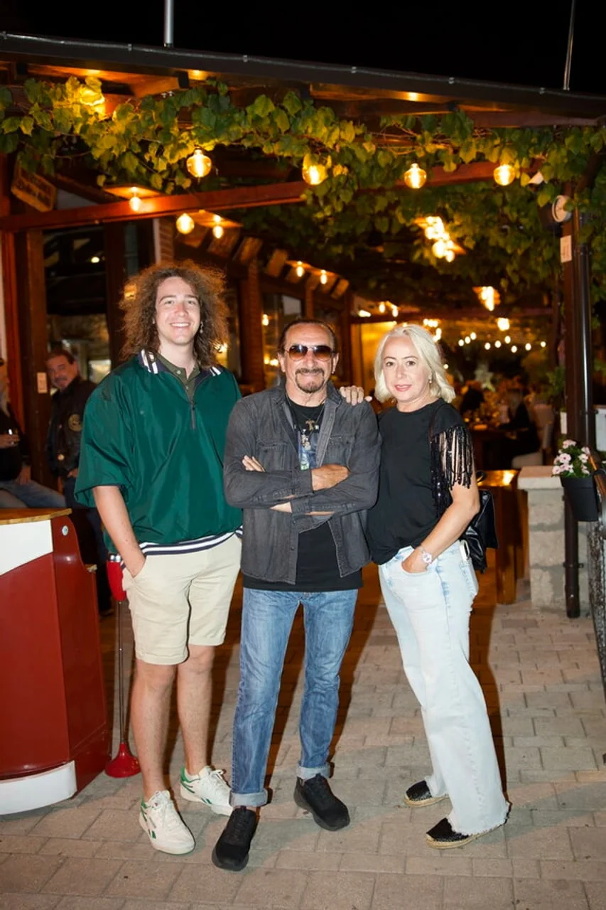 Portret Bebeka, sina Zvonimira i supruge Ružice ispred restorana