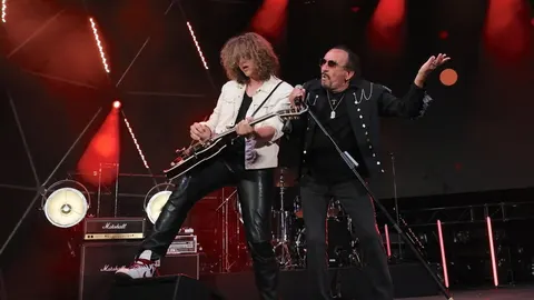 Pjevač Bebek i gitarist na koncertnoj pozornici s instrumentima