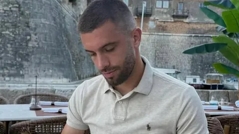 Portret Borne Ćorića u svijetloj polo majici na otvorenom